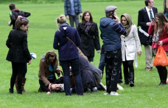 ��ǧ����ѧ����԰���ѿ� Ů���ñ����׺Ⱦ�